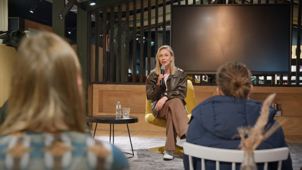 Manouk Schipper in gesprek met mensen in de zaal