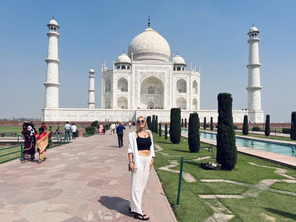 Manouk Schipper voor de Taj Mahal tijdens haar wereldreis