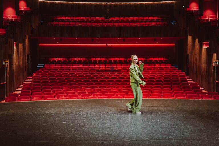 Manouk Schipper op het TEDx-auditiepodium