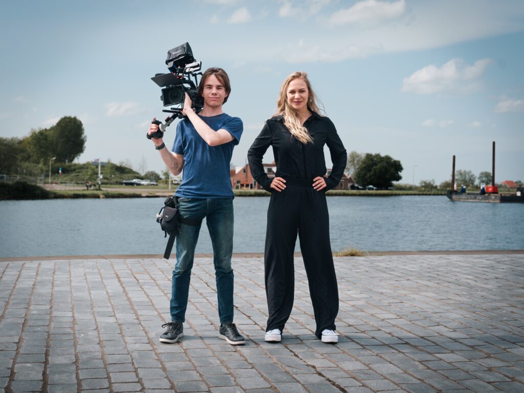 Manouk Schipper met cameraman tijdens de opnames van Waargebeurd