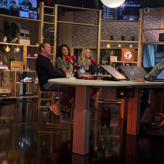 Manouk Schipper in de studio van Omroep Flevoland