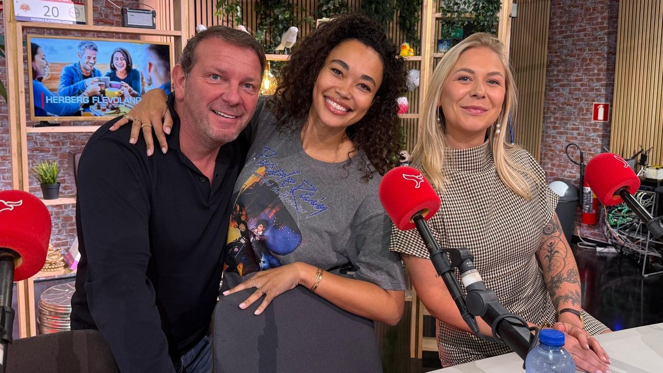 Robert Leroy, Romy Monteiro en Manouk Schipper in de studio van Gastvrij Flevoland