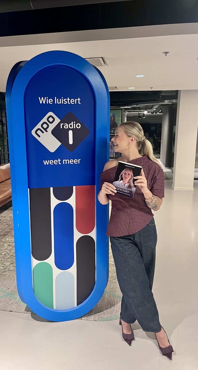 Manouk Schipper met haar boek bij NPO Radio 1